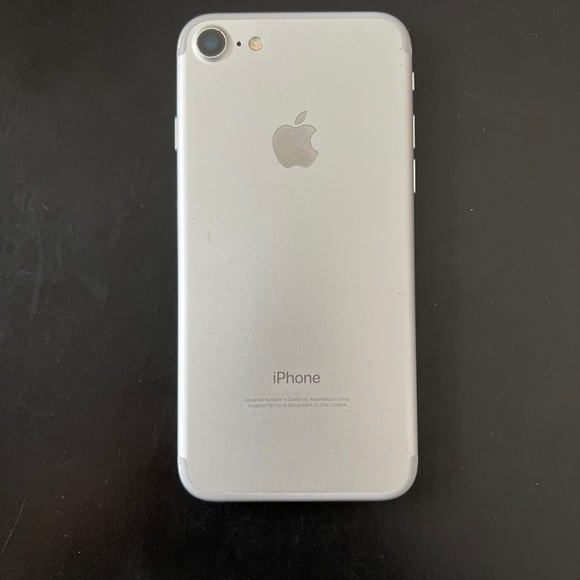 Apple iPhone 7 32GB A1778 Silver with Box UNLOCKED - Picture 6 of 12